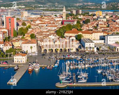 Drohnenfoto der Küstenstadt Koper. Koper ist die zweitgrößte Stadt Sloweniens mit einem Hafen. Stockfoto