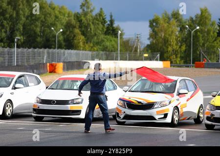 MOSKAU, RUSSLAND - JULI 07: Starterman gibt die Startflagge, um am 07. Juli 2018 auf dem Moscow Raceway, Moskau, Russland, zu starten Stockfoto