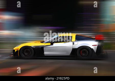 MOSKAU, RUSSLAND - JULI 07: Gelb-weiße Rennwagen fahren mit hoher Geschwindigkeit auf der Rennstrecke mit Bewegungsunschärfe auf dem Moscow Raceway, Moskau am 07. Juli 2018, Ru Stockfoto