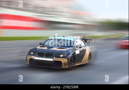 MOSKAU, RUSSLAND - JULI 07: Rennwagen fahren mit hoher Geschwindigkeit und Bewegungsunschärfe auf einer Rennstrecke auf dem Moscow Raceway, Moskau am 07. Juli 2018, Russland Stockfoto