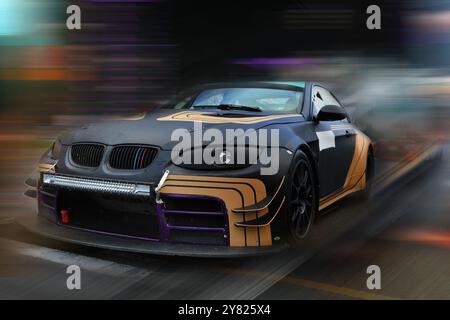 MOSKAU, RUSSLAND - JULI 07: Rennwagen fahren mit hoher Geschwindigkeit auf einer Geschwindigkeitsstrecke mit Bewegungsunschärfe auf dem Moscow Raceway, Moskau am 07. Juli 2018, Russland Stockfoto