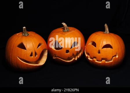 Halloween-Kürbisse mit geschnitzten Gesichtern als Dekoration für die Herbstferien Stockfoto