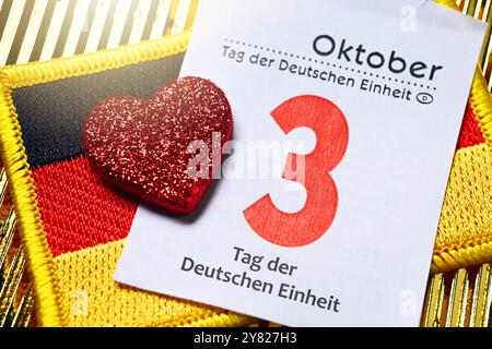 Kalenderseite Tag der Deutschen Einheit am 3. Oktober mit Deutschlandfahne und Herz *** Kalenderseite Tag der Deutschen Einheit am 3. Oktober mit deutscher Flagge und Herz Stockfoto