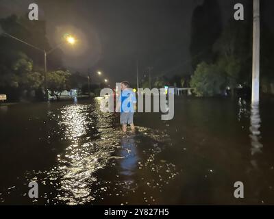 USA. September 2024. Edwin Sprague, 56, spaziert durch die Fluten des Hurrikans Helene, um zu seinem Haus in der Nähe des SE Lincoln Circle N und der First Ave zu gelangen. N in St. Petersburg, Florida. Er sagte, er hätte noch nie so hohes Wasser in der Nähe seines Hauses gesehen. (Foto: Lauren Peace/Tampa Bay Times/TNS/SIPA USA) Credit: SIPA USA/Alamy Live News Stockfoto