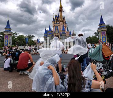 Bay Lake, USA. September 2024. Gäste des Magic Kingdom brechen Ponchos auf Cinderella Castle aus, während sich am Donnerstag, 26. September 2024 die Wetterbändern des Hurrikans Helene durch die Walt Disney World in Bay Lake, Florida bewegen. Alle vier Disney's Florida Freizeitparks blieben am Donnerstag geöffnet, als der Sturm im Golf von Mexiko nach Westen zog. (Foto: Joe Burbank/Orlando Sentinel/TNS/SIPA USA) Credit: SIPA USA/Alamy Live News Stockfoto