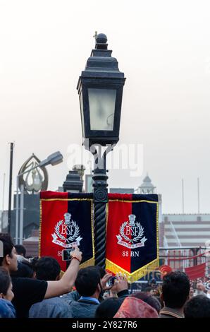 Lampenpfosten mit Fahnen der Grenzsicherheitskräfte an der Grenze Attari-Wagah, Punjab Stockfoto