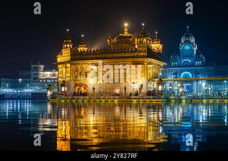 Goldener Tempel (Sri Harmandir Sahib) in Amritsar bei Nacht Stockfoto