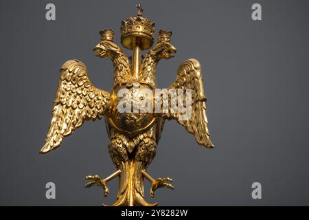 Zweiköpfiger Adler, russisches Wappen ist auf dunkelgrauem Hintergrund. Symbol des kaiserlichen Russlands Stockfoto