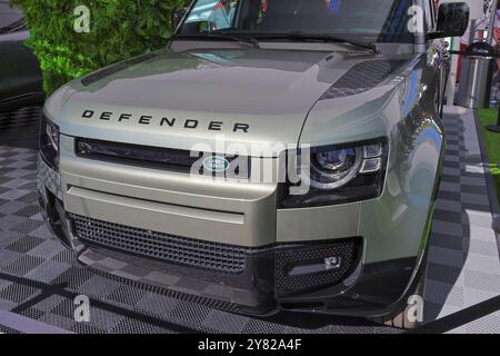 Der brandneue Land rover Defender steht auf dem Parkplatz und wartet auf die Lieferung an seinen neuen Besitzer Stockfoto