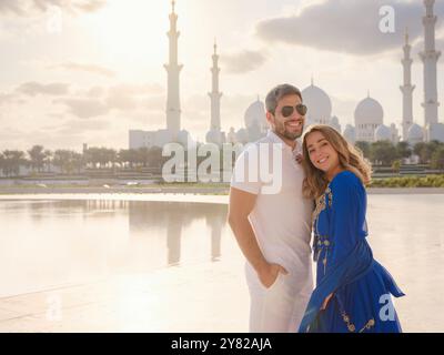 Reisen Sie in die Vereinigten Arabischen Emirate, Abu Dhabi. Arabisches Paar zu Besuch in der Großen Moschee in Abu Dhabi. Stockfoto