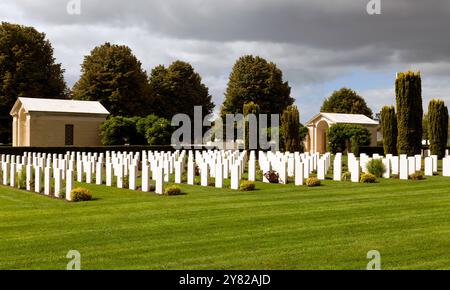 Blick auf den Zweiten Weltkrieg. Bayeux war Cemetery am Boulevard Fabian Ware, Bayeux, Normandie, Frankreich Stockfoto