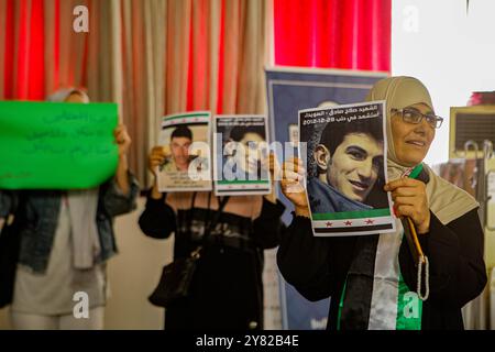 Gaziantep, Turkiye. 28. September 2023. Einige Mitglieder syrischer Gemeindeorganisationen treffen sich in der Bulbulzadeh Hall in der Innenstadt von Gaziantep, um Solidarität mit den anhaltenden regierungsfeindlichen Protesten in der syrischen Südweststadt Suweida zu zeigen. Während der Veranstaltung in der südtürkischen Stadt Gaziantep hissen einige Teilnehmer die syrische Oppositionsflagge sowie Banner gegen die nationale Koalition der syrischen Revolution und der Oppositionskräfte. Der Organisator der Veranstaltung, Ensaf Naser, argumentierte, dass die syrische Nationalkoalition die Syrer nicht repräsentiere. Während ihrer Rede kritisierte Naser die Stockfoto