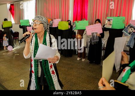 Gaziantep, Turkiye. 28. September 2023. Einige Mitglieder syrischer Gemeindeorganisationen treffen sich in der Bulbulzadeh Hall in der Innenstadt von Gaziantep, um Solidarität mit den anhaltenden regierungsfeindlichen Protesten in der syrischen Südweststadt Suweida zu zeigen. Während der Veranstaltung in der südtürkischen Stadt Gaziantep hissen einige Teilnehmer die syrische Oppositionsflagge sowie Banner gegen die nationale Koalition der syrischen Revolution und der Oppositionskräfte. Der Organisator der Veranstaltung, Ensaf Naser, argumentierte, dass die syrische Nationalkoalition die Syrer nicht repräsentiere. Während ihrer Rede kritisierte Naser die Stockfoto