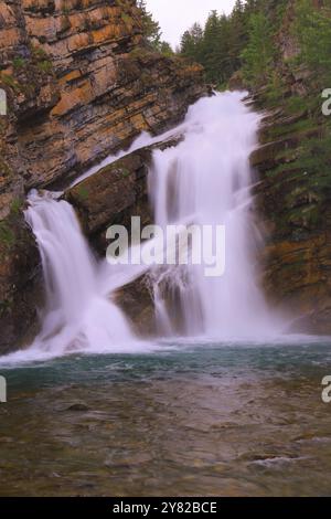 Ich bin froh, dass ich Cameron Falls während meines Tagesausflugs im Waterton Lakes National Park fotografieren konnte. Stockfoto