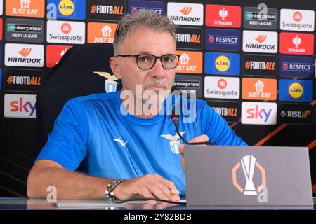 Roma, Italien. Oktober 2024. SS-Lazio-Cheftrainer Marco Baroni nimmt an der Pressekonferenz der UEFA Europa League 2024/25 League Phase MD2 am 2. Oktober 2024 im Formello Training Center in Rom Teil. Sport - Fußball (Foto: Fabrizio Corradetti/LaPresse) Credit: LaPresse/Alamy Live News Stockfoto