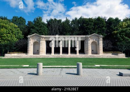 Das Bayeux Memorial to the Vermissten, das an mehr als 1.800 Opfer des Commonwealth erinnert. Stockfoto