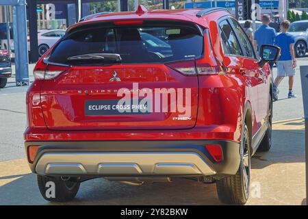 Mitsubishi Eclipse Cross phev zeigt sein Heck mit Besuchern, die bei einem Autohändler vorbeikommen Stockfoto