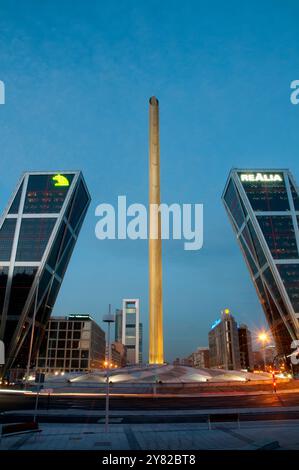 Obelisk und KIO Towers, Nachtblick. Plaza de Castilla. Madrid. Spanien. Stockfoto