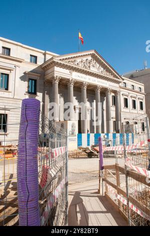 Straßenarbeiten in Carrera de San Jeronimo und Congreso de los Diputados. Madrid. Spanien. Stockfoto