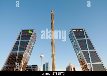 Obelisk und KIO Towers. Plaza de Castilla, Madrid, Spanien. Stockfoto