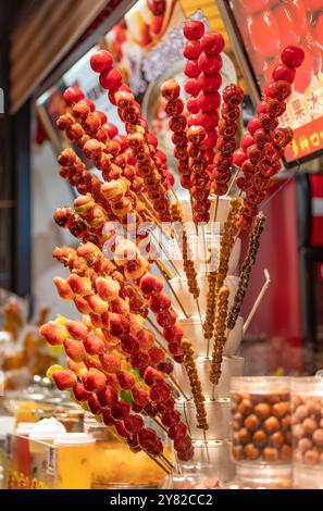 Tanghulu (kandierte Weißdornspieße) Stockfoto