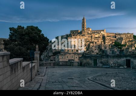 Ein wunderschöner Abend über der Sassi von Matera, UNESCO-Weltkulturerbe. Region Basilicata, Italien. Stockfoto