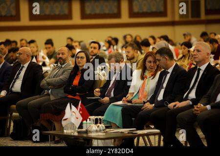 Gaziantep, Türkei. 12. Mai 2022. In der türkischen Stadt Gaziantep findet ein Gipfeltreffen über wirtschaftliche Möglichkeiten der Zusammenarbeit zwischen der Türkei und Deutschland statt. Die Veranstaltung unter dem Titel "Gipfel der Umweltumwälzung" ist Teil des Programms, das vom Bundesministerium für Wirtschaft und Entwicklung gemeinsam mit der Organisation für deutsche Zusammenarbeit, dem türkischen Handelsministerium und der Industrie- und Handelskammer Gaziantep organisiert wird. Davut Gul, Gouverneur von Gaziantep, und Adnan Ünverdi, Präsident der Industrie- und Handelskammer von Gaziantep, gaben das Wort Stockfoto