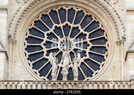 Das Rosenfenster von Notre-Dame de Paris ist ein wichtiges architektonisches Detail des Erscheinungsbildes der Kathedrale am 13. Mai 2013 in Paris, Frankreich. Stockfoto