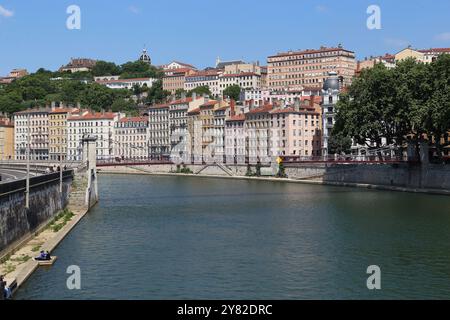 LYON, FRANKREICH - 24. MAI. 2015: Dies ist ein Blick auf den Hügel des Croix-Rousse in Lyon vom Fluss Saone aus. Stockfoto