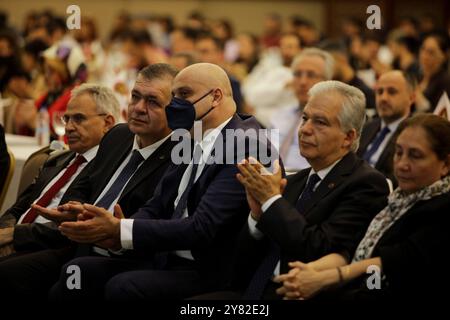 Gaziantep, Türkei. 12. Mai 2022. In der türkischen Stadt Gaziantep findet ein Gipfeltreffen über wirtschaftliche Möglichkeiten der Zusammenarbeit zwischen der Türkei und Deutschland statt. Die Veranstaltung unter dem Titel "Gipfel der Umweltumwälzung" ist Teil des Programms, das vom Bundesministerium für Wirtschaft und Entwicklung gemeinsam mit der Organisation für deutsche Zusammenarbeit, dem türkischen Handelsministerium und der Industrie- und Handelskammer Gaziantep organisiert wird. Davut Gul, Gouverneur von Gaziantep, und Adnan Ünverdi, Präsident der Industrie- und Handelskammer von Gaziantep, gaben das Wort Stockfoto