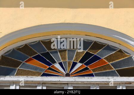 763 Plaza Vieja - Old Square Gebäude, Casa Hermanas Cardenas House Balkon mit bunten Buntglasfenstern über Holzjalousien. Havanna-Kuba Stockfoto