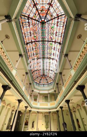 770 prächtiges Interieur im Jugendstilstil eines ehemaligen Textillagers aus dem Jahr 1908 an der Calle Amargura und San Ignacio Street SW Ecke. Havanna-Kuba. Stockfoto