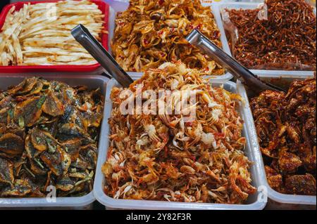 Getrockneter Fisch und Meeresfrüchte in Dosen auf dem asiatischen Markt in Vietnam Stockfoto