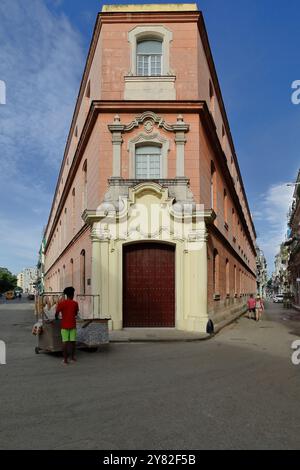 780 Militia Barracks Gebäude aus dem Jahr 1764, barocke Tür mit Segmentbogen an der abgeschrägten Ecke der Belgica Avenue - Empedrado Street. Havanna-Kuba Stockfoto