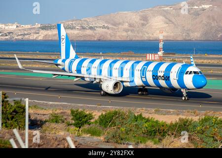 Airbus A321 Flugzeug der Condor Airline mit spezieller blauer Streifendekoration am Flughafen Gran Canaria. Stockfoto