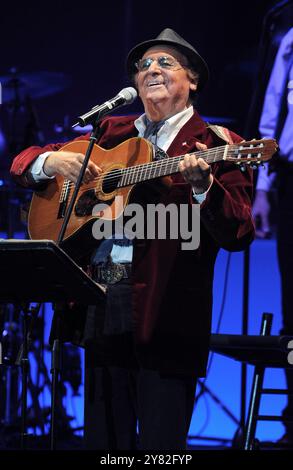 Mailand Italien 03/05/2013: Renzo Arbore und das Orchester Italiana während des Live-Konzerts im Teatro Arcimboldi Stockfoto