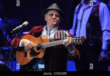 Mailand Italien 03/05/2013: Renzo Arbore und das Orchester Italiana während des Live-Konzerts im Teatro Arcimboldi Stockfoto