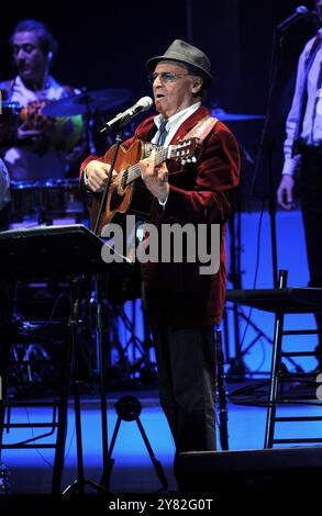 Mailand Italien 03/05/2013: Renzo Arbore und das Orchester Italiana während des Live-Konzerts im Teatro Arcimboldi Stockfoto