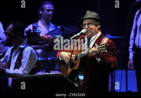 Mailand Italien 03/05/2013: Renzo Arbore und das Orchester Italiana während des Live-Konzerts im Teatro Arcimboldi Stockfoto