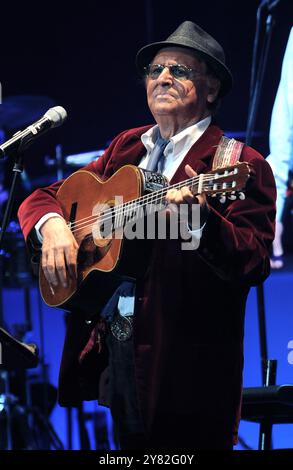 Mailand Italien 03/05/2013: Renzo Arbore und das Orchester Italiana während des Live-Konzerts im Teatro Arcimboldi Stockfoto