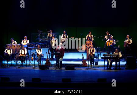 Mailand Italien 03/05/2013: Renzo Arbore und das Orchester Italiana während des Live-Konzerts im Teatro Arcimboldi Stockfoto