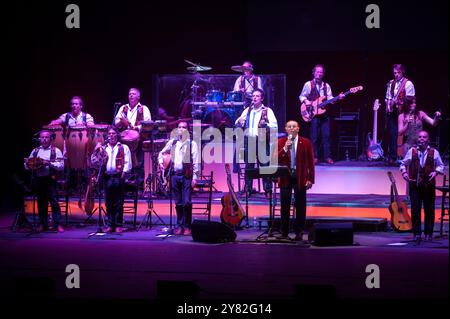 Mailand Italien 03/05/2013: Renzo Arbore und das Orchester Italiana während des Live-Konzerts im Teatro Arcimboldi Stockfoto