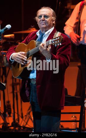 Mailand Italien 03/05/2013: Renzo Arbore und das Orchester Italiana während des Live-Konzerts im Teatro Arcimboldi Stockfoto