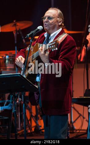 Mailand Italien 03/05/2013: Renzo Arbore und das Orchester Italiana während des Live-Konzerts im Teatro Arcimboldi Stockfoto