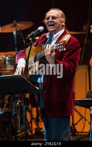 Mailand Italien 03/05/2013: Renzo Arbore und das Orchester Italiana während des Live-Konzerts im Teatro Arcimboldi Stockfoto