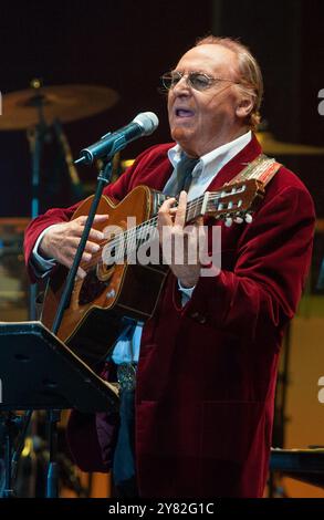 Mailand Italien 03/05/2013: Renzo Arbore und das Orchester Italiana während des Live-Konzerts im Teatro Arcimboldi Stockfoto