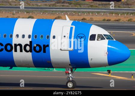 Airbus A321 Flugzeug der Condor Airline mit spezieller blauer Streifendekoration am Flughafen Gran Canaria. Stockfoto