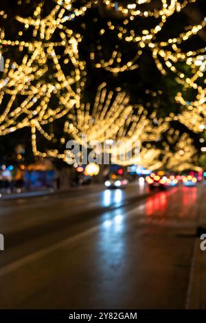 Weihnachtslichter, die nicht scharf sind, sorgen für ein Funkeln in einer Màlaga-Straße Stockfoto