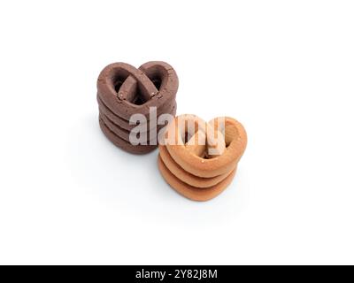 Herzförmige dänische Butterkekse isoliert auf weißem Hintergrund Stockfoto