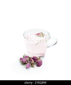 Rose Knospen Tee in einer kleinen Tasse isoliert auf weiß Stockfoto